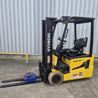 HYUNDAI 13BTR-9 Drie wiel elektrische heftruck 2504170001