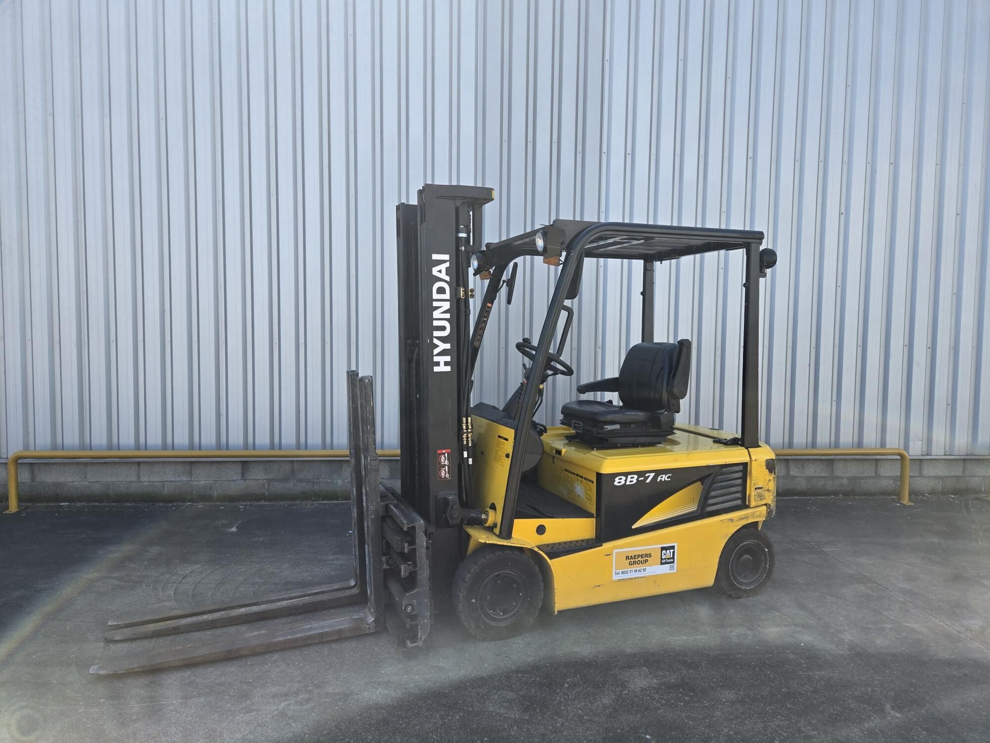 HYUNDAI 18B-7 Chariot élévateur électrique 4 roues 2608100001