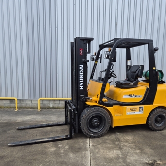 HYUNDAI HLF30-5 Gas heftruck 2504230001