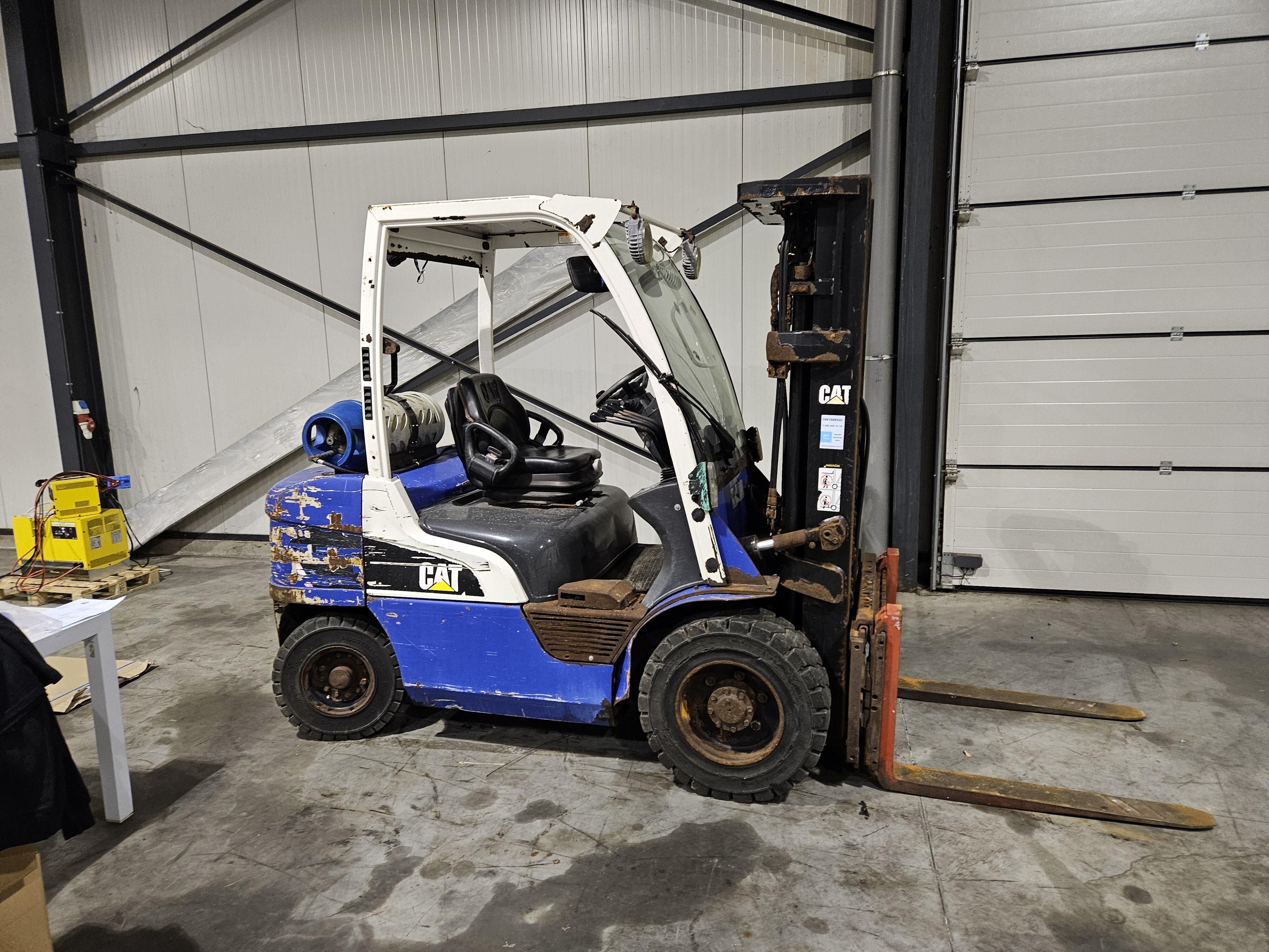 CATERPILLAR GP30N Gas heftruck 2501230009